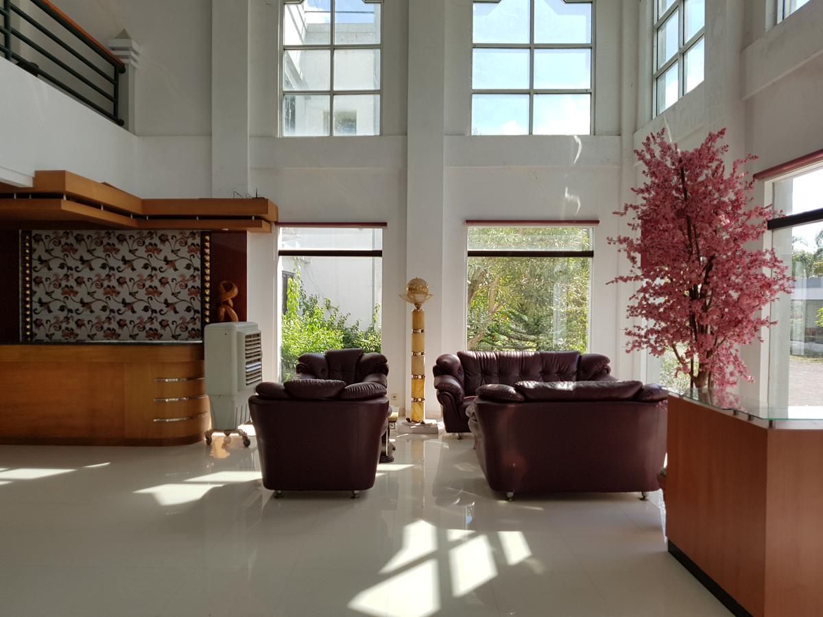 Grand Royal Taliwang Hotel Exterior foto